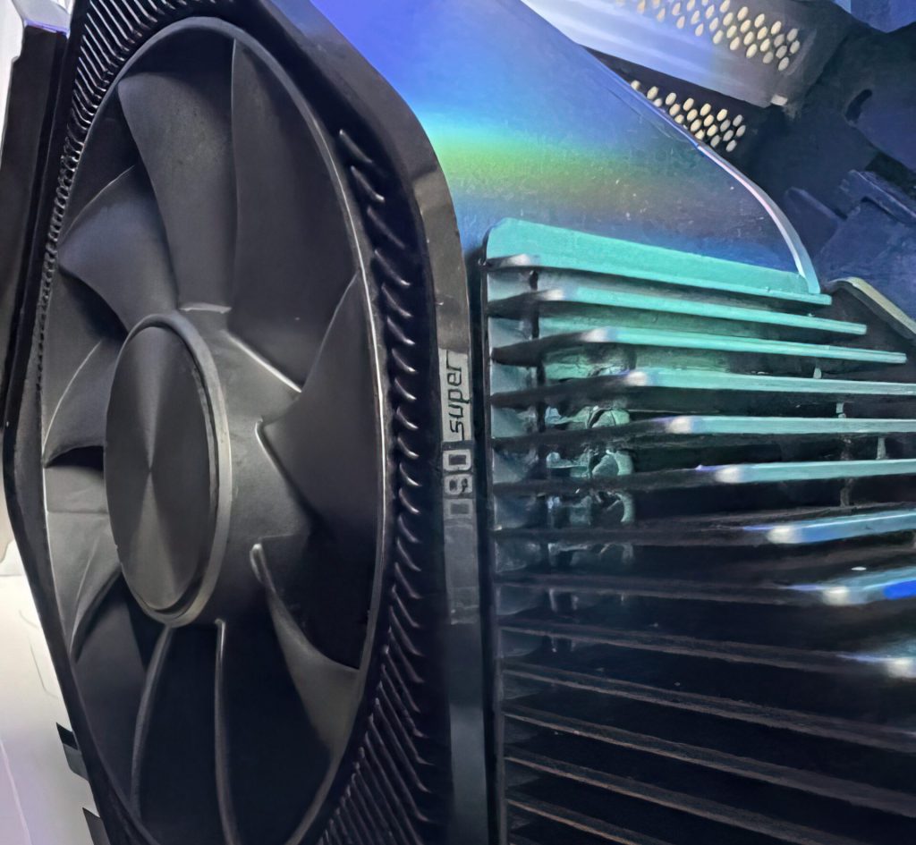 اگرچه NVIDIA GeForce RTX 3090 Ti به GeForce RTX 4090 تعویض شده است و فعلاً احتمال عرضه نسخههای بالاتر از "SUPER" یا "Ti" برای RTX 4090 وجود ندارد، اما احتمالاً نمونهها و تنظیماتی در انتظار واکنش بازار قرار دارند.